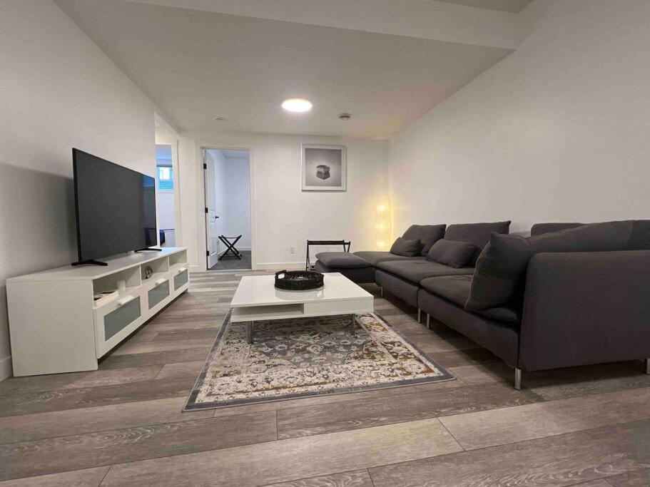 Newly Built 2 Bedroom Suite With Free Parking - Close To Banff National Park, YYC Exteriör bild