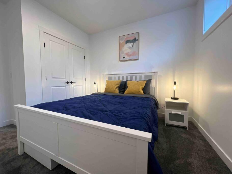 Newly Built 2 Bedroom Suite With Free Parking - Close To Banff National Park, YYC Exteriör bild
