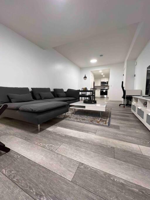 Newly Built 2 Bedroom Suite With Free Parking - Close To Banff National Park, YYC Exteriör bild